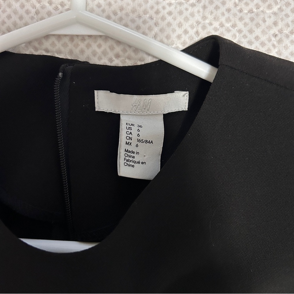 Black dress with fancy sleeves - Picture 6 of 9